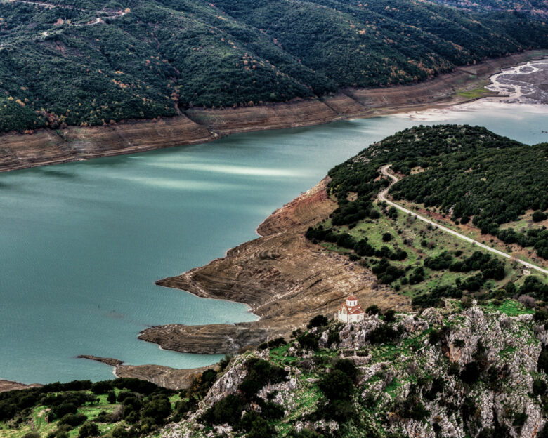 Η λίμνη Μόρνου με χαμηλή στάθμη νερού
