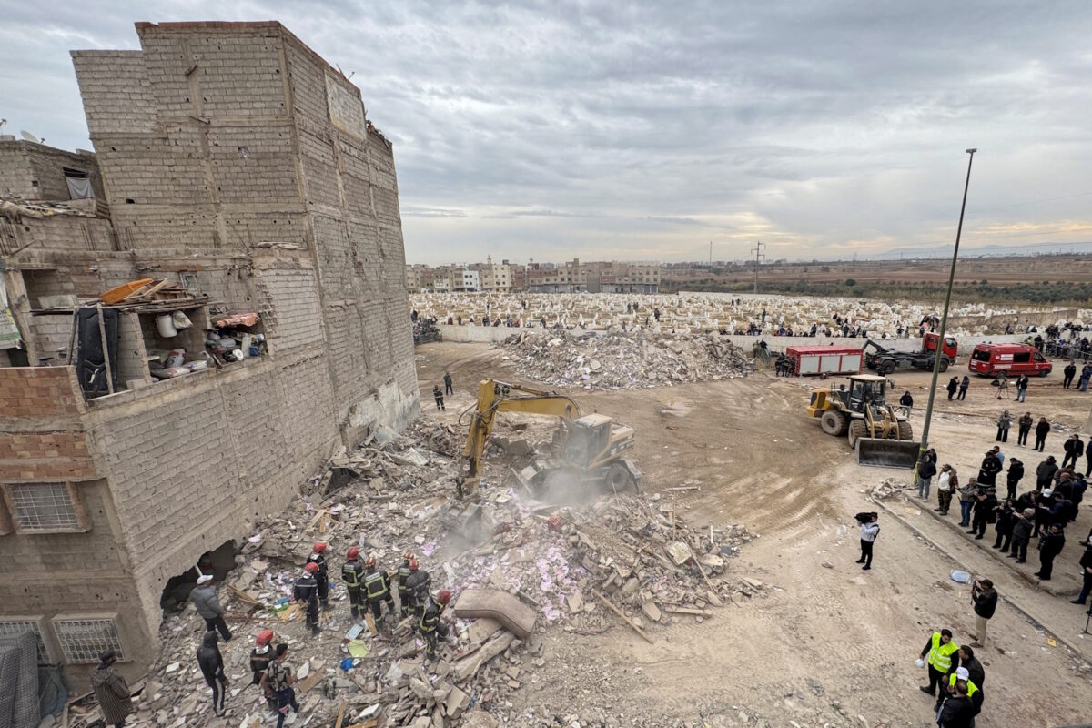 Συντρίμμια από την κατάρρευση των κτιρίων στην πόλη Φεζ του Μαρόκο