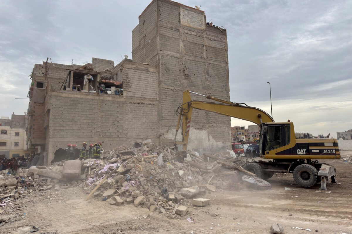 Συντρίμμια από την κατάρρευση των κτιρίων στην πόλη Φεζ του Μαρόκο