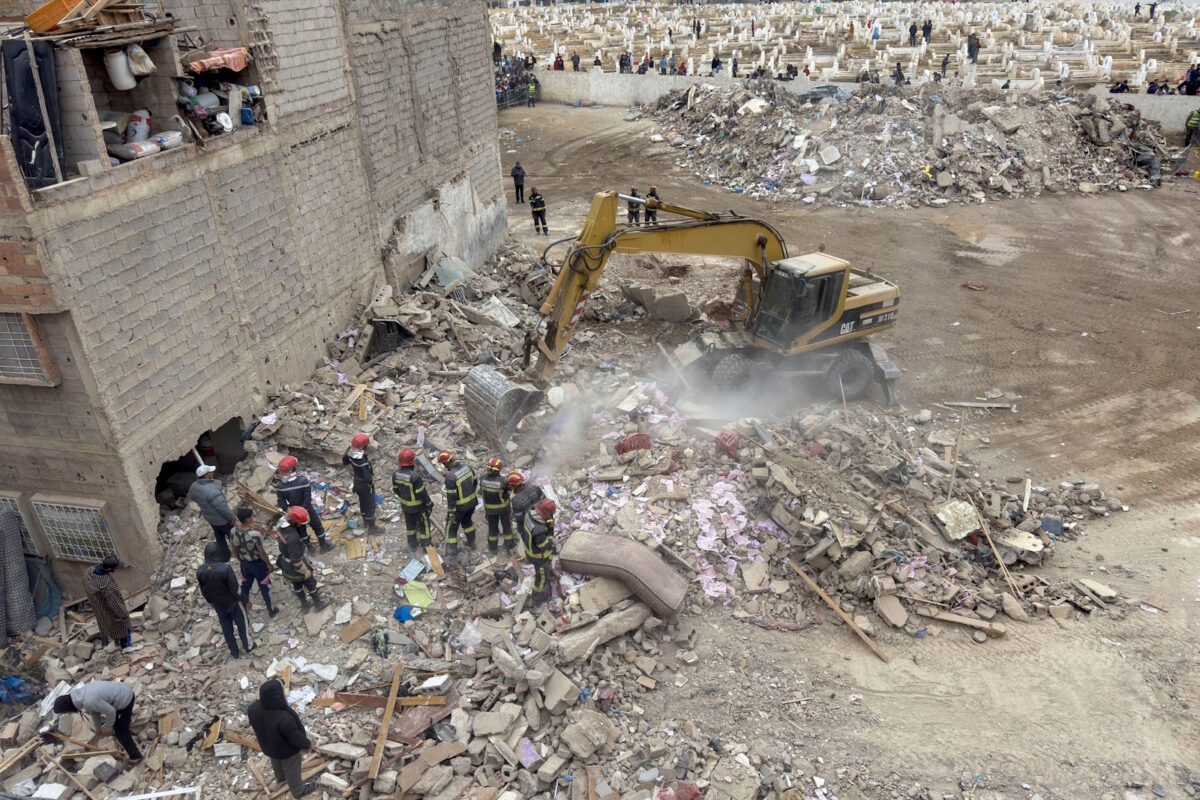 Συντρίμμια από την κατάρρευση των κτιρίων στην πόλη Φεζ του Μαρόκο