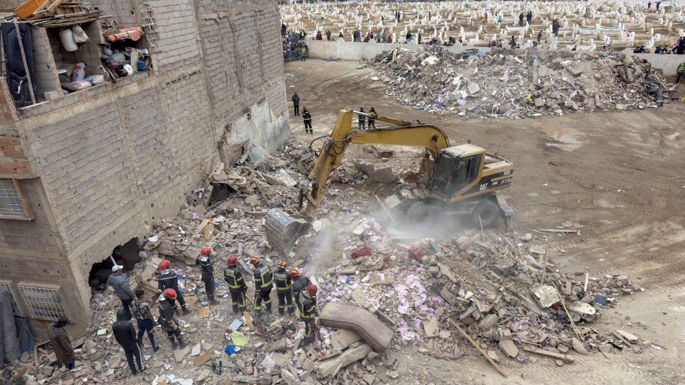 Συντρίμμια από την κατάρρευση των κτιρίων στην πόλη Φεζ του Μαρόκο