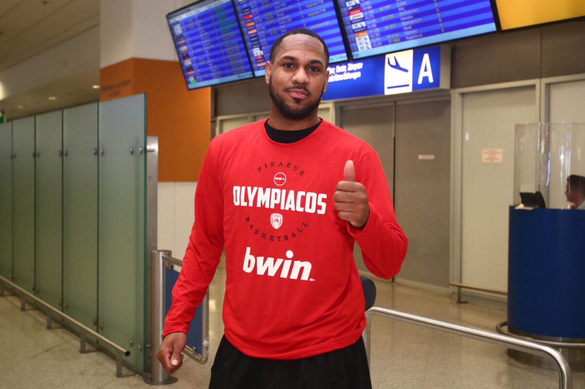 ΑΦΙΞΗ ΤΟΥ ΜΟΝΤΕ ΜΟΡΙΣ ΣΤΗΝ ΑΘΗΝΑ ΓΙΑ ΤΗΝ ΟΜΑΔΑ ΤΟΥ ΟΛΥΜΠΙΑΚΟΥ (ΘΑΝΑΣΗΣ ΔΗΜΟΠΟΥΛΟΣ