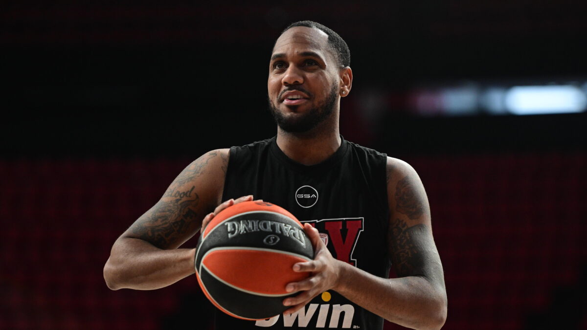 Ο Μόντε Μόρις στην προπόνηση του Ολυμπιακού ( KLODIAN LATO