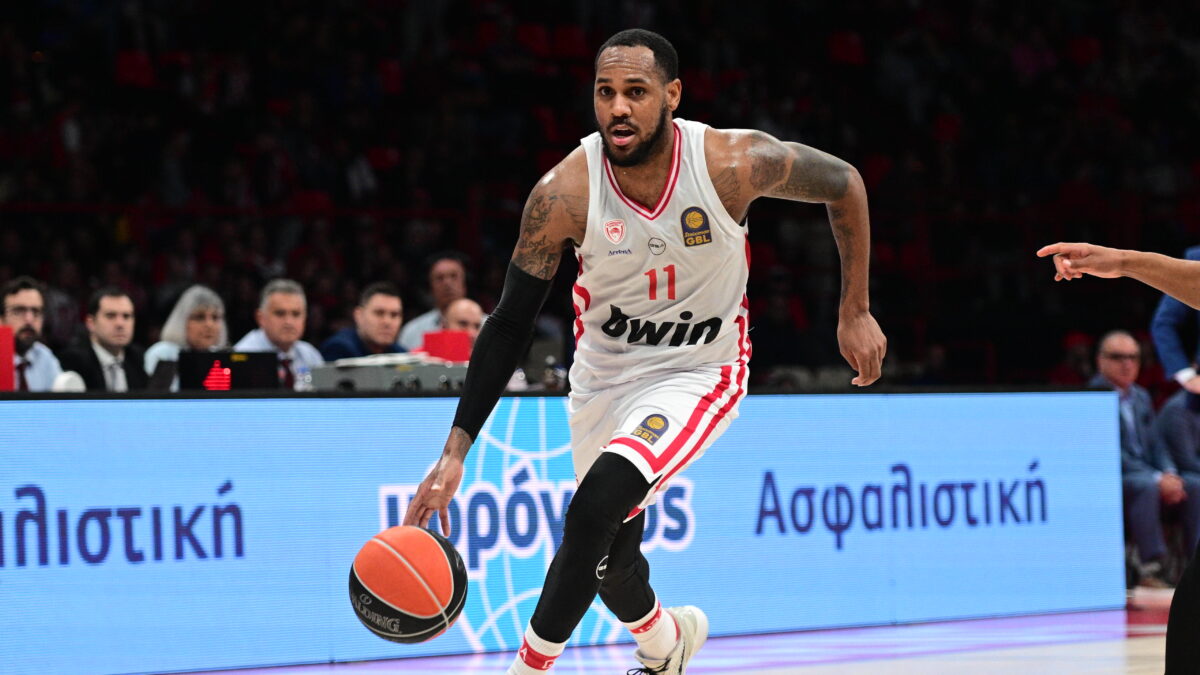 Ο Μόρις με τη φανέλα του Ολυμπιακού