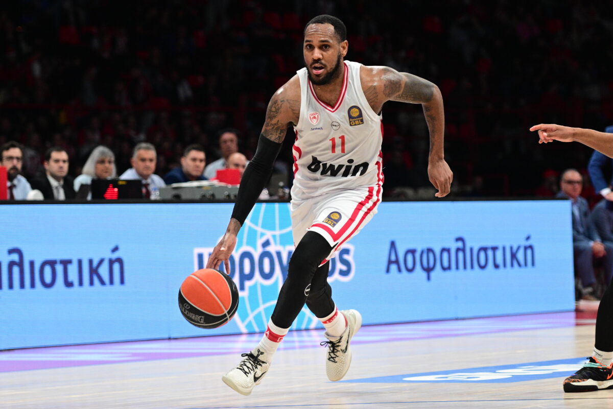 Ο Μόρις με τη φανέλα του Ολυμπιακού