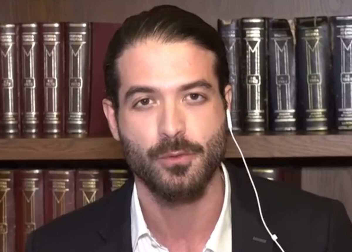 Ο Άρης Μουγκοπέτρος κατά τη διάρκεια της συνέντευξης