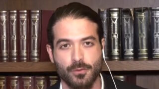 Ο Άρης Μουγκοπέτρος κατά τη διάρκεια της συνέντευξης