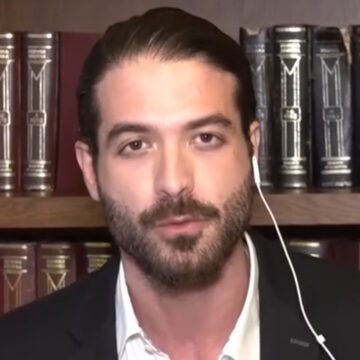 Ο Άρης Μουγκοπέτρος κατά τη διάρκεια της συνέντευξης