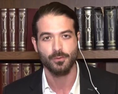 Ο Άρης Μουγκοπέτρος κατά τη διάρκεια της συνέντευξης