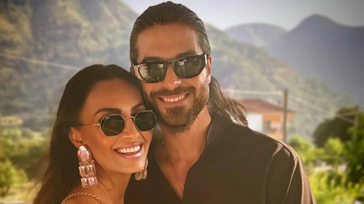 Ο Άρης Μουγκοπέτρος με την εν διαστάσει σύζυγό του