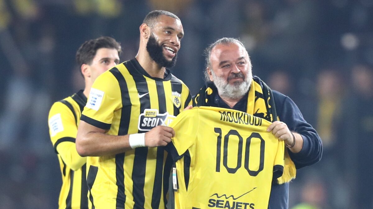 Ο Μουκουντί με τον Μάριο Ηλιόπουλο (ΜΑΡΚΟΣ ΧΟΥΖΟΥΡΗΣ