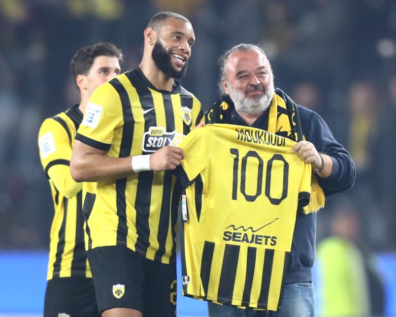 Ο Αρόλντ Μουκουντί συμπλήρωσε 100 αγώνες με την ΑΕΚ και  ο Μάριος Ηλιόπουλος του έδωσε αναμνηστική φανέλα