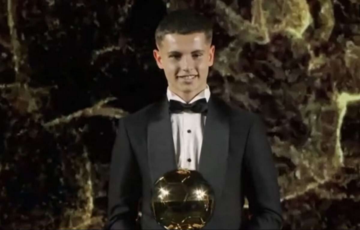 Ο Μουζακίτης με το βραβείο του