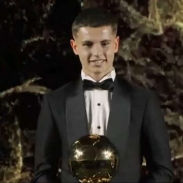 Ο Μουζακίτης με το βραβείο του