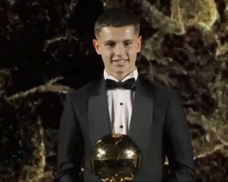 Ο Χρήστος Χρήστος Μουζακίτης παρέλαβε το βραβείο Golden Boy Web: «Μεγάλη τιμή για μένα, από 10 χρονών ήθελα να παίξω στον Ολυμπιακό»