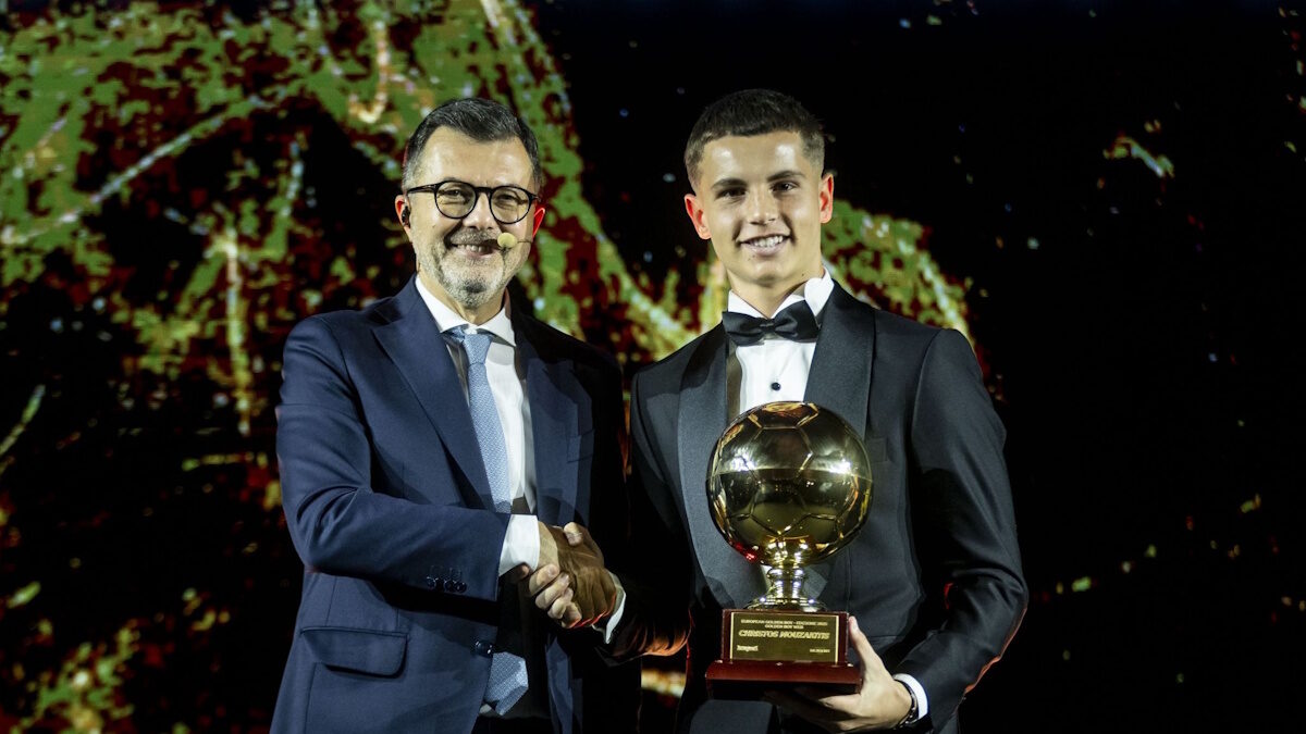 Ο Χρήστος Μουζακίτης με το βραβείο Golden Boy Web