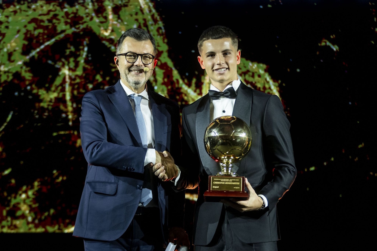 Ο Χρήστος Μουζακίτης με το βραβείο Golden Boy Web