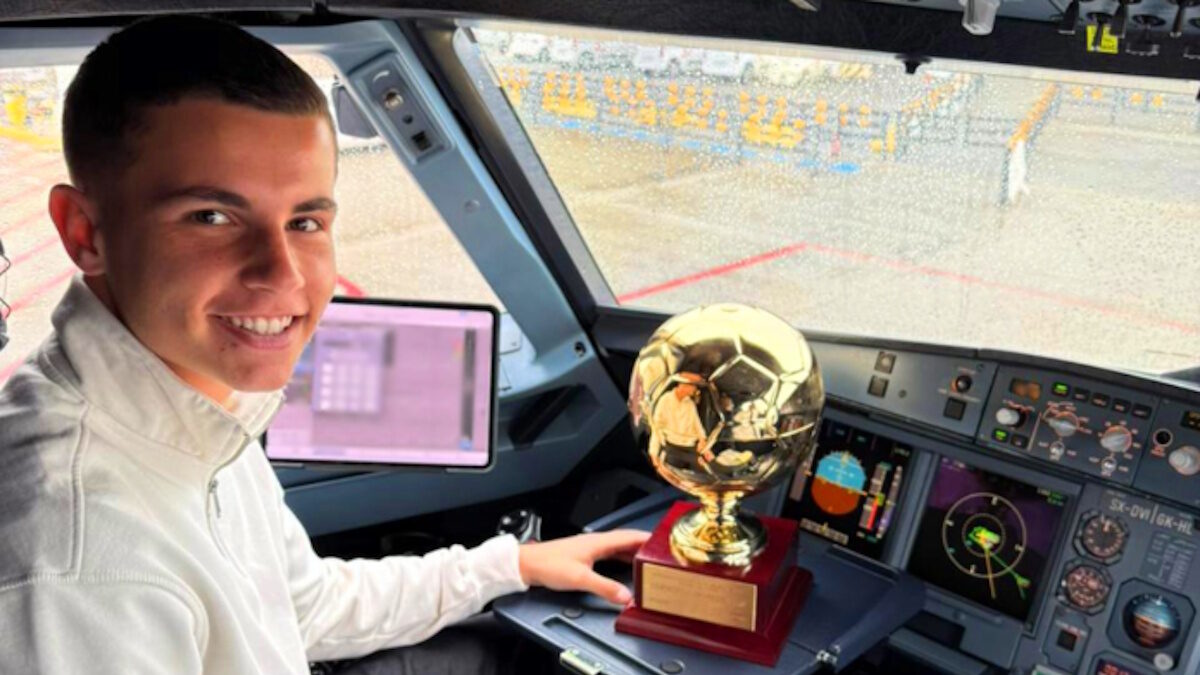 Ο Χρήστος Μουζακίτης με το βραβείο του Golden Boy Web