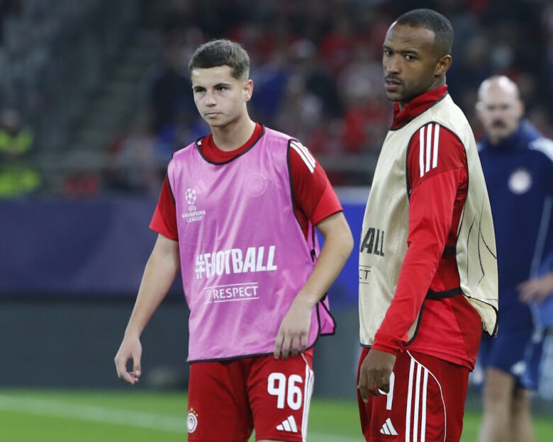 Χρήστος Μουζακίτης: Η αποθέωση από τους συμπαίκτες του στον Ολυμπιακό και η ομαδική φωτογραφία με το βραβείο στο αεροδρόμιο