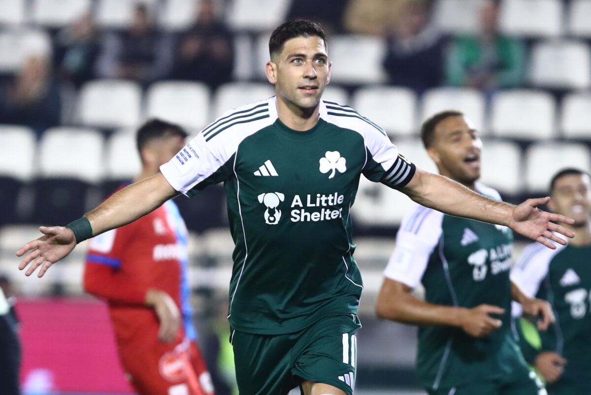 Ο Μπακασέτας πανηγυρίζει το γκολ του