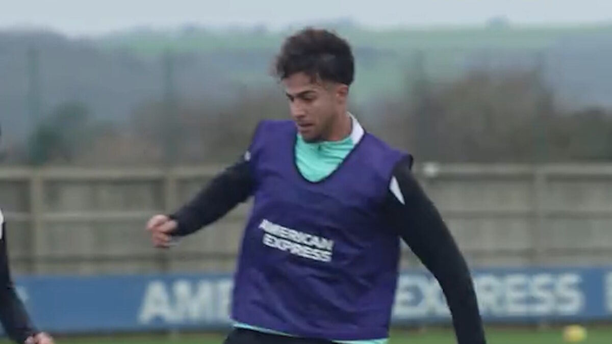 Ο Μπάμπης Κωστούλας «πετάει» στην προπόνηση της Μπράιτον και οι «γλάροι» το δείχνουν στα social media