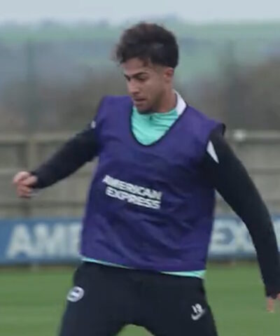 Ο Μπάμπης Κωστούλας «πετάει» στην προπόνηση της Μπράιτον και οι «γλάροι» το δείχνουν στα social media