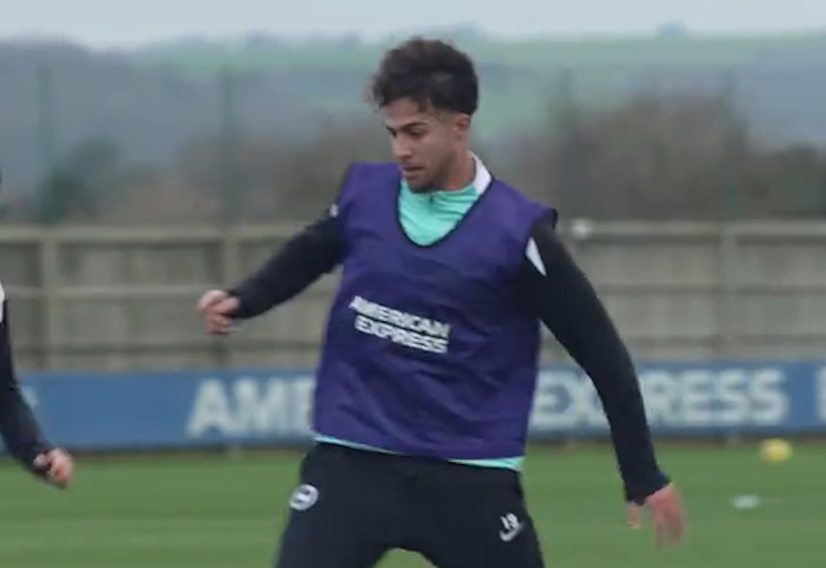 Ο Μπάμπης Κωστούλας «πετάει» στην προπόνηση της Μπράιτον και οι «γλάροι» το δείχνουν στα social media