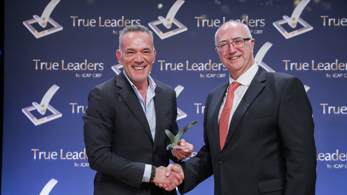 Ο Γιώργος Λωσταράκος, Διευθυντής Πωλήσεων Μπάρμπα Στάθης, παραλαμβάνει το βραβείο