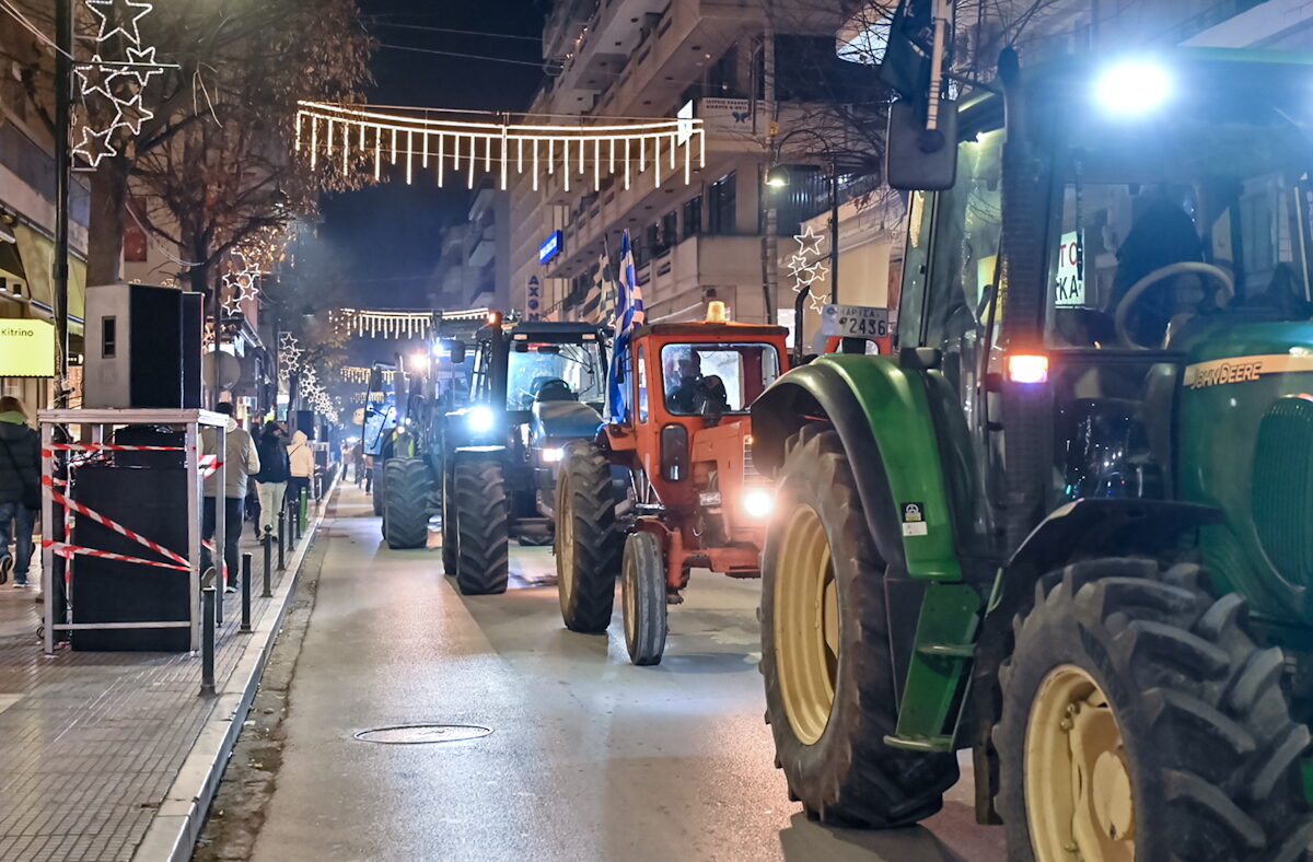 Στο κέντρο της Λάρισας τα τρακτέρ απο το μπλόκο της Νίκαιας