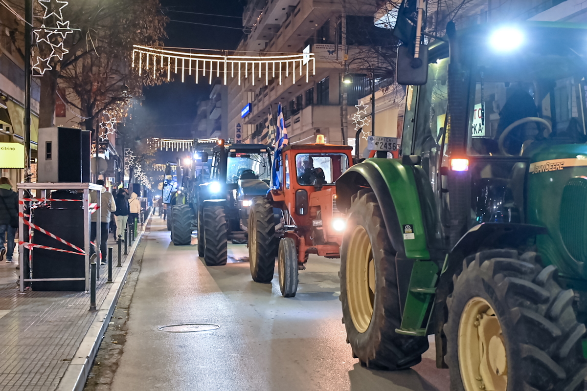 Στο κέντρο της Λάρισας τα τρακτέρ απο το μπλόκο της Νίκαιας