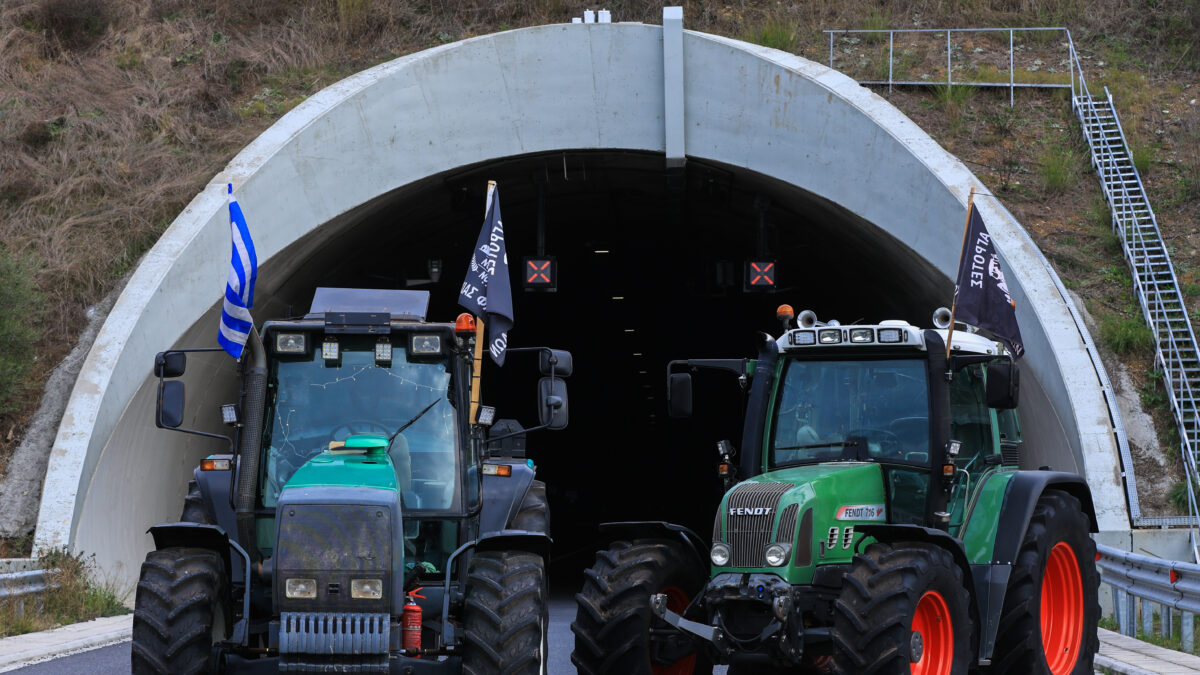 Μπλόκα αγροτών στις σήραγγες στα Τέμπη