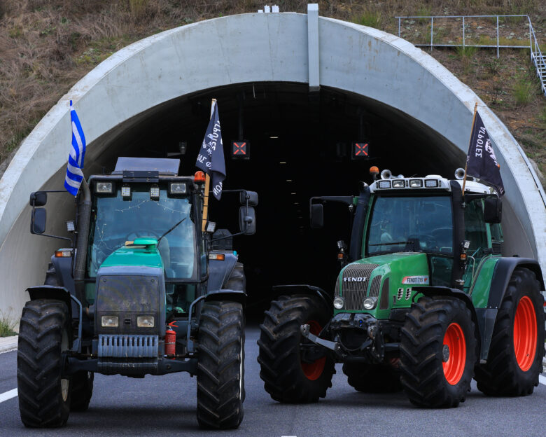 Μπλόκα αγροτών στις σήραγγες στα Τέμπη