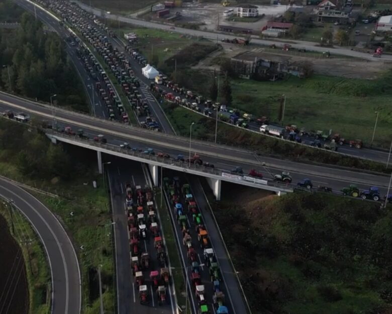 Μπλόκα αγροτών: Drone καταγράφει τις κινητοποιήσεις στη Νίκαια – Απέραντο «πάρκινγκ» η Αθηνών – Θεσσαλονίκης