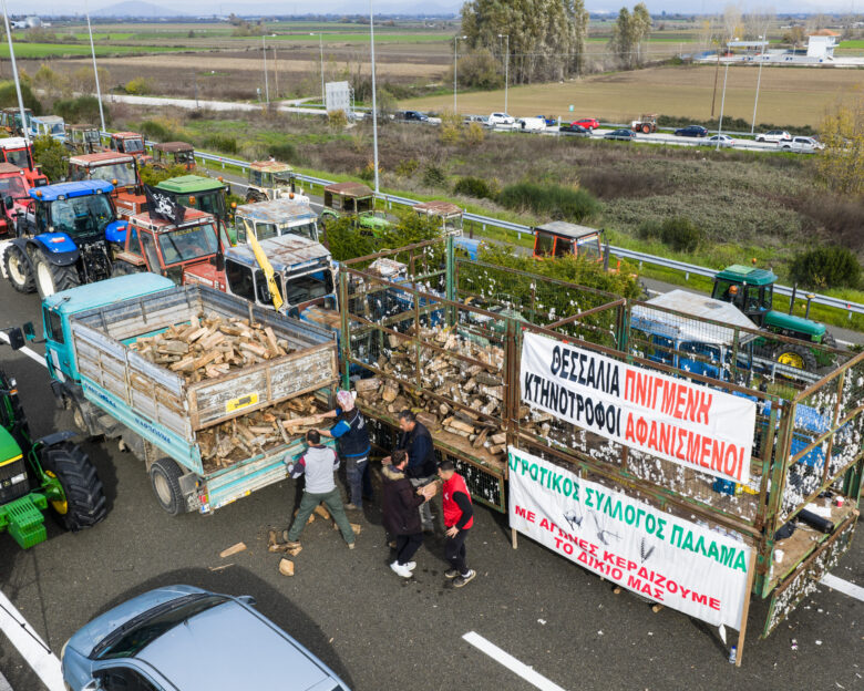 Τα μπλόκα των αγροτών προκαλούν «πονοκέφαλο» στην κυβέρνηση: Οι ανήσυχοι βουλευτές επαρχίας και οι «κόκκινες γραμμές»