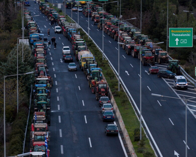 Μπλόκα αγροτών: Ενισχύονται σε Έβρο και σε κομβικά σημεία της Εθνικής Οδού Αθηνών-Λαμίας