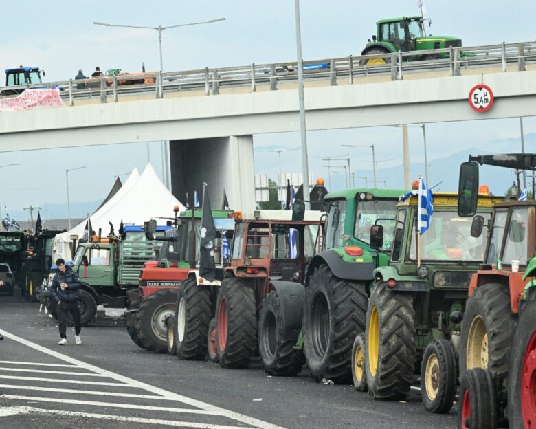 Τα μπλόκα των αγροτών «κόβουν» την Ελλάδα στα δύο: Κλείνουν και παράδρομους, ετοιμάζονται για λιμάνια