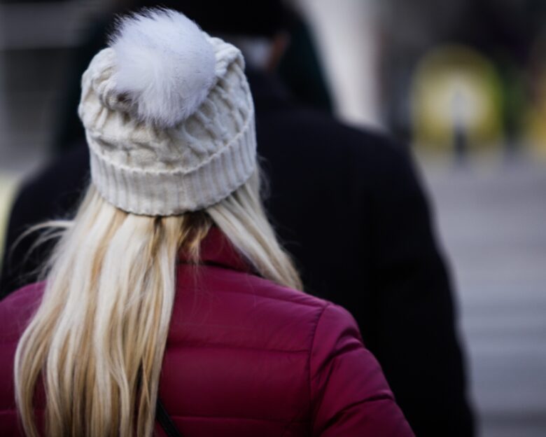 Οδήγηση με μπουφάν: Οι κίνδυνοι που κρύβει και μπορεί να προκαλέσουν τραυματισμό ακόμη και με μικρές ταχύτητες