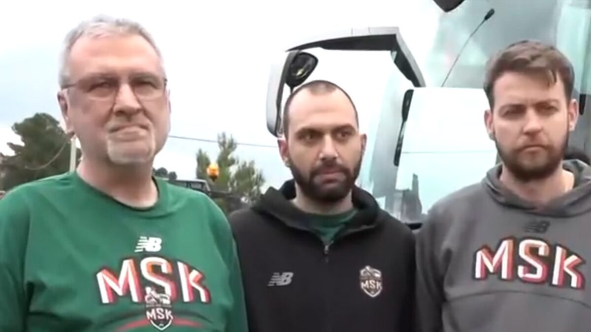 Μπλόκα αγροτών: Ομάδα της Τουρκίας ακινητοποιήθηκε στη Θήβα, πηγαίνοντας στην Καρδίτσα για αγώνα του BCL