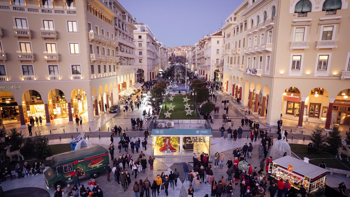 «Μύρισε Χριστούγεννα» παντού: Η εταιρεία Ε.Ι. Παπαδόπουλος «ταξίδεψε» την πιο Χριστουγεννιάτικη μπισκοτένια μυρωδιά από τα εργοστάσιά της στην καρδιά της Θεσσαλονίκης