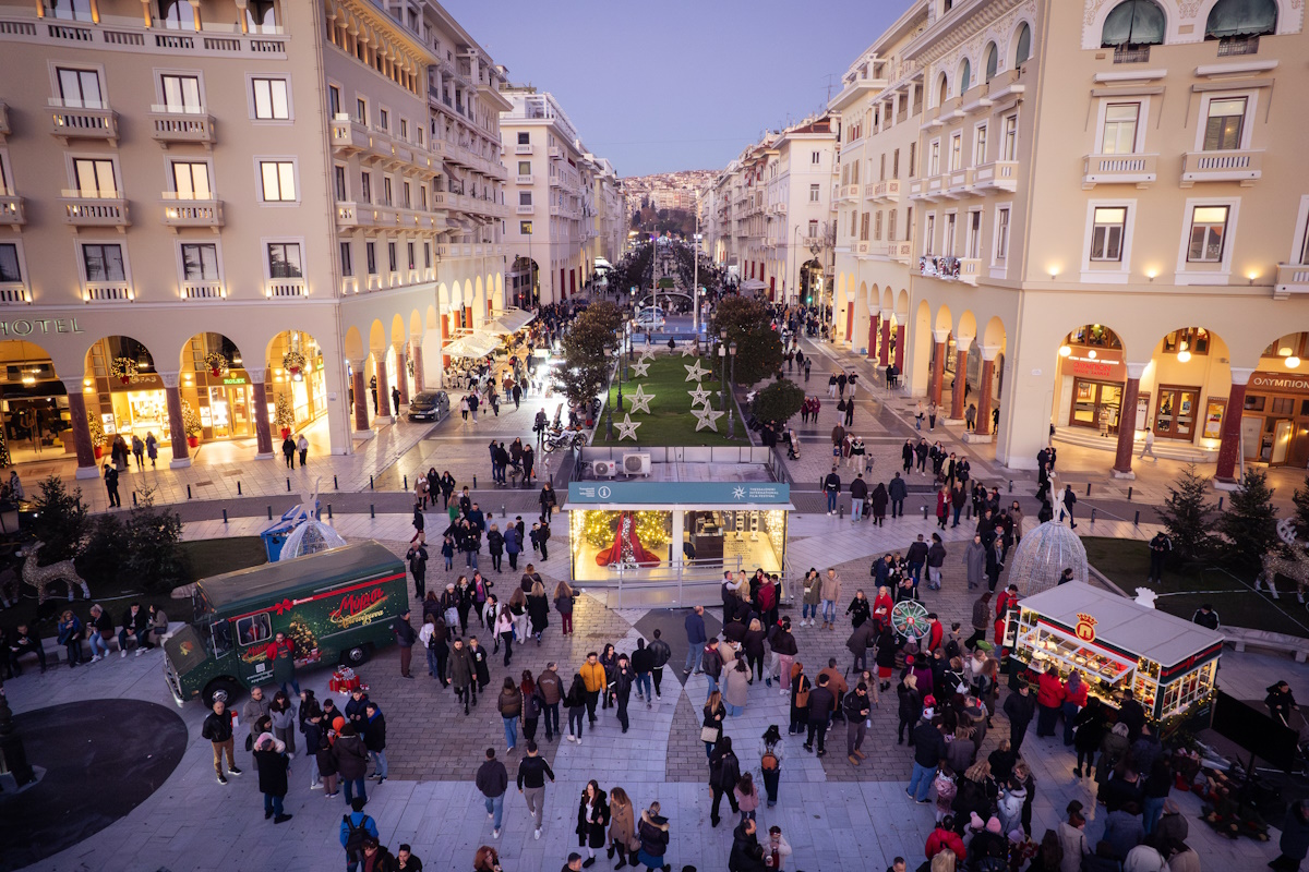 «Μύρισε Χριστούγεννα» παντού: Η εταιρεία Ε.Ι. Παπαδόπουλος «ταξίδεψε» την πιο Χριστουγεννιάτικη μπισκοτένια μυρωδιά από τα εργοστάσιά της στην καρδιά της Θεσσαλονίκης