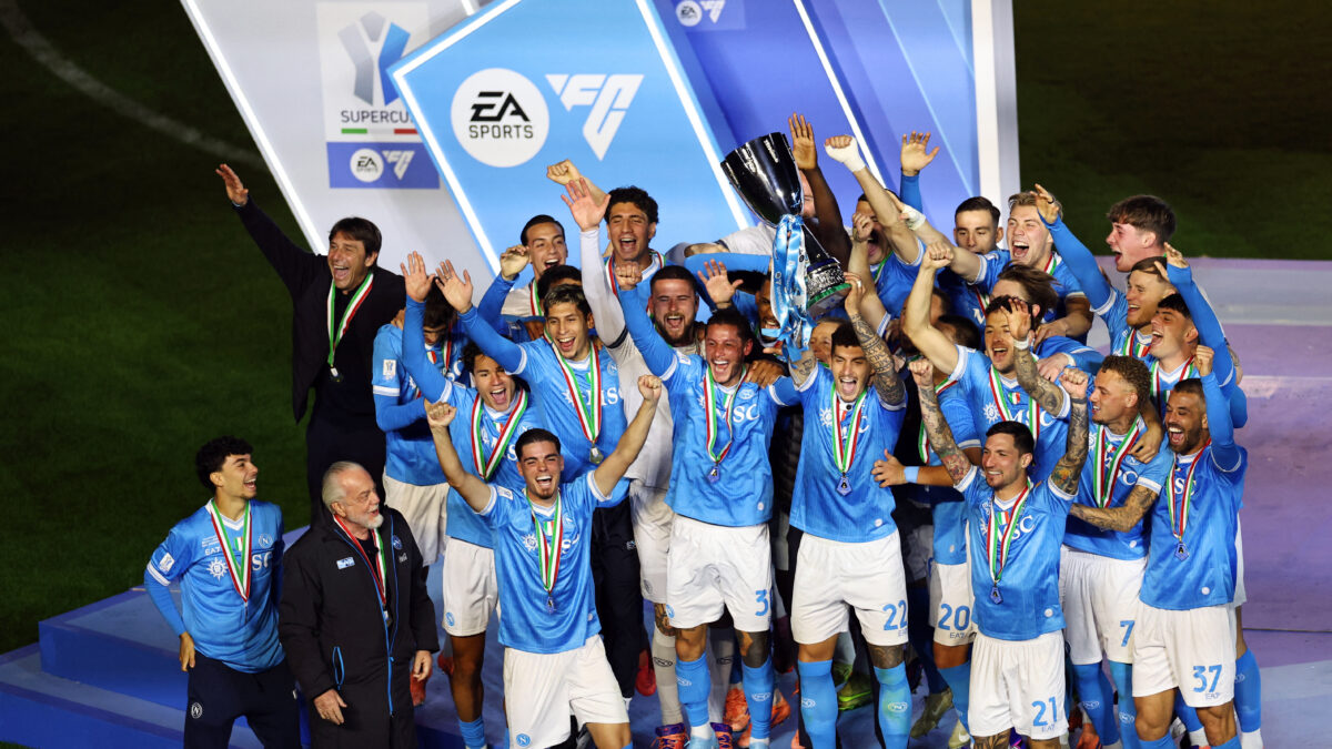 Οι παίκτες της Νάπολι στην απονομή του τροπαίου