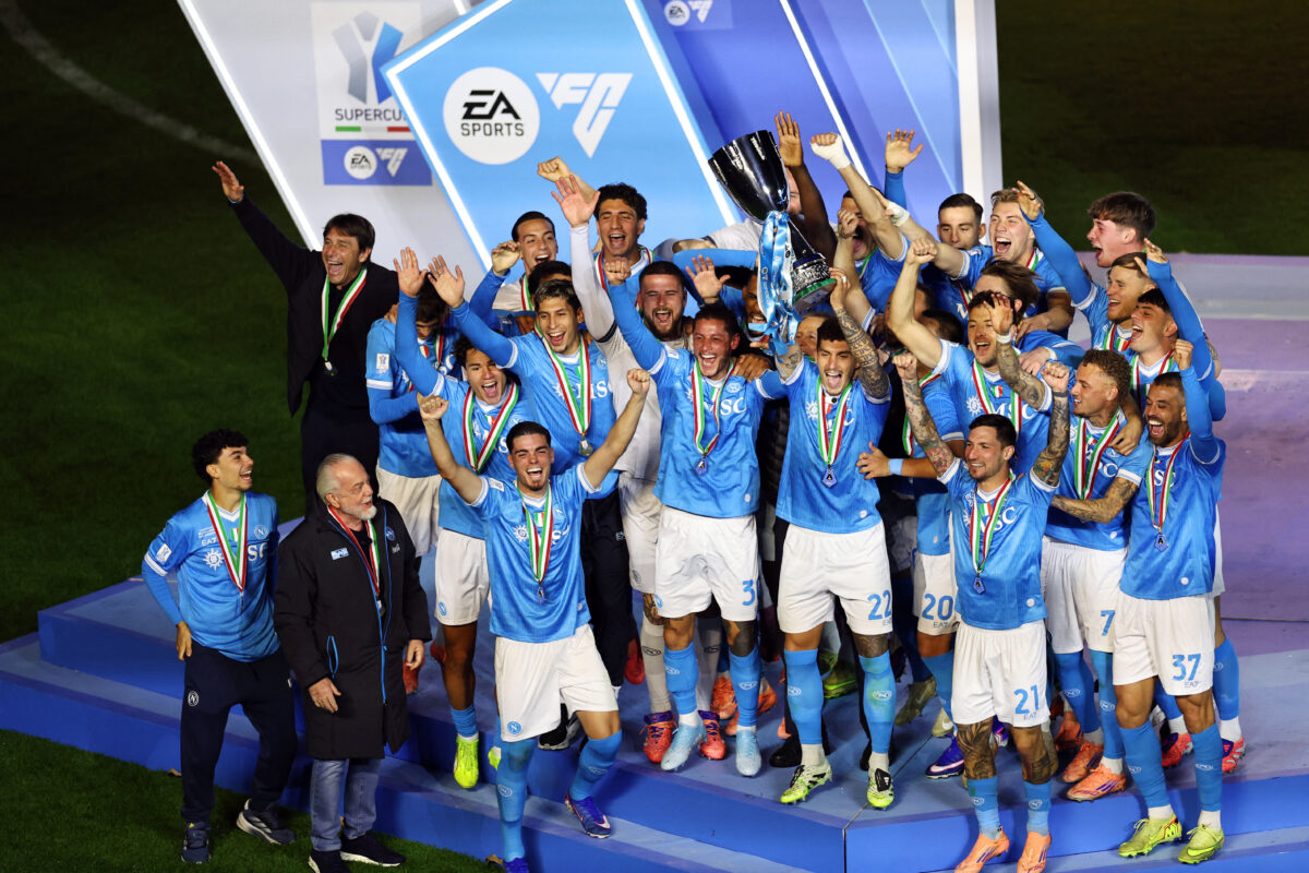 Οι παίκτες της Νάπολι στην απονομή του τροπαίου