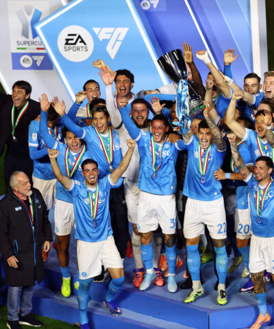 Οι παίκτες της Νάπολι στην απονομή του τροπαίου