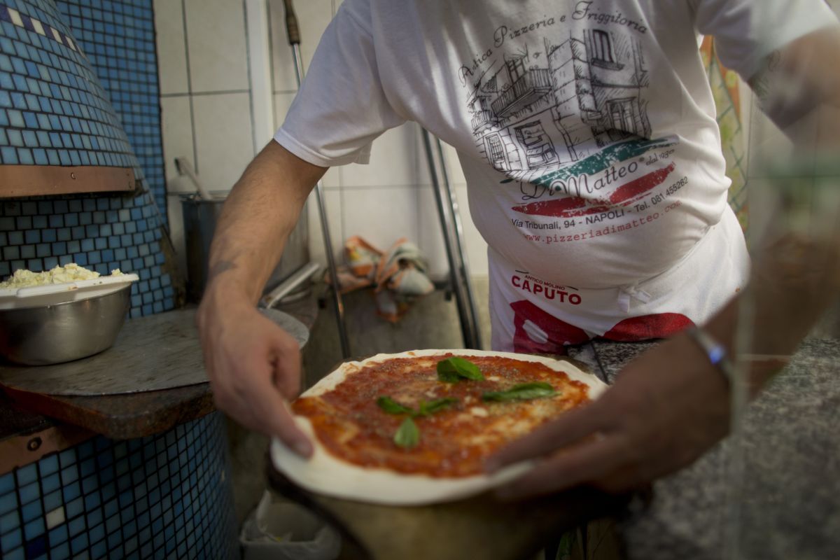 Πίτσα ναπολιτάνικη