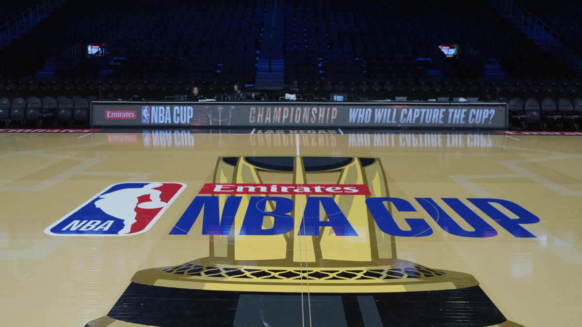 Το λογότυπο του NBA Cup σε παρκέ του NBA
