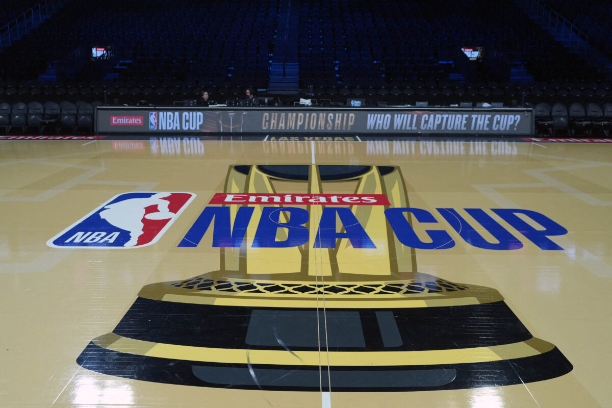 Το λογότυπο του NBA Cup σε παρκέ του NBA