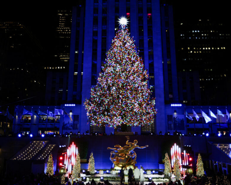 Τα Χριστούγεννα ήρθαν και στη Νέα Υόρκη: Φωταγωγήθηκε το δέντρο του Rockefeller Center με αστέρι Swarovski