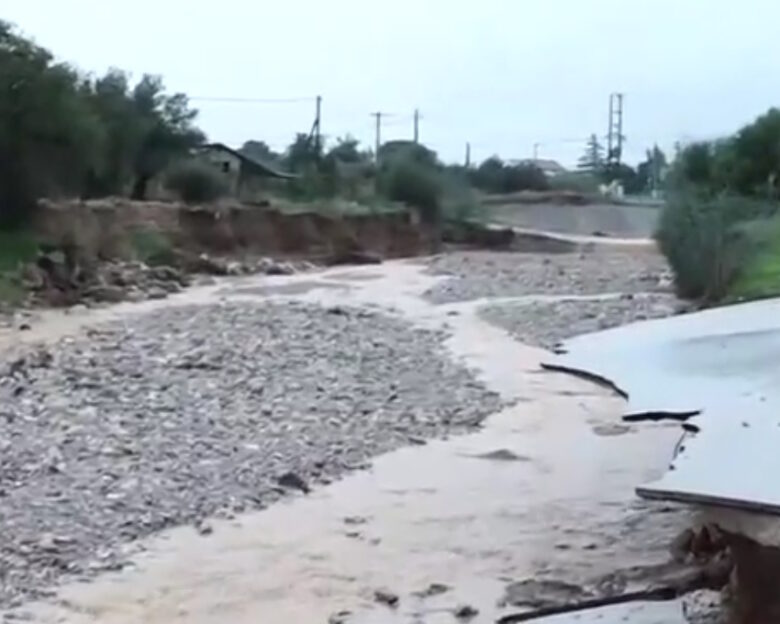 Κακοκαιρία Byron: Δρόμος εξαφανίστηκε στη Νέα Πέραμο – Συγκλονιστικές εικόνες