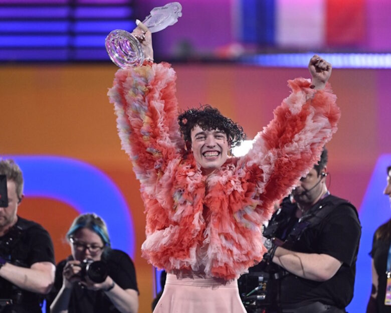 Το Nemo στέλνει πίσω το τρόπαιο που κέρδισε στην Eurovision: «Ο διαγωνισμός χρησιμοποιήθηκε για να μαλακώσει την εικόνα του Ισραήλ»
