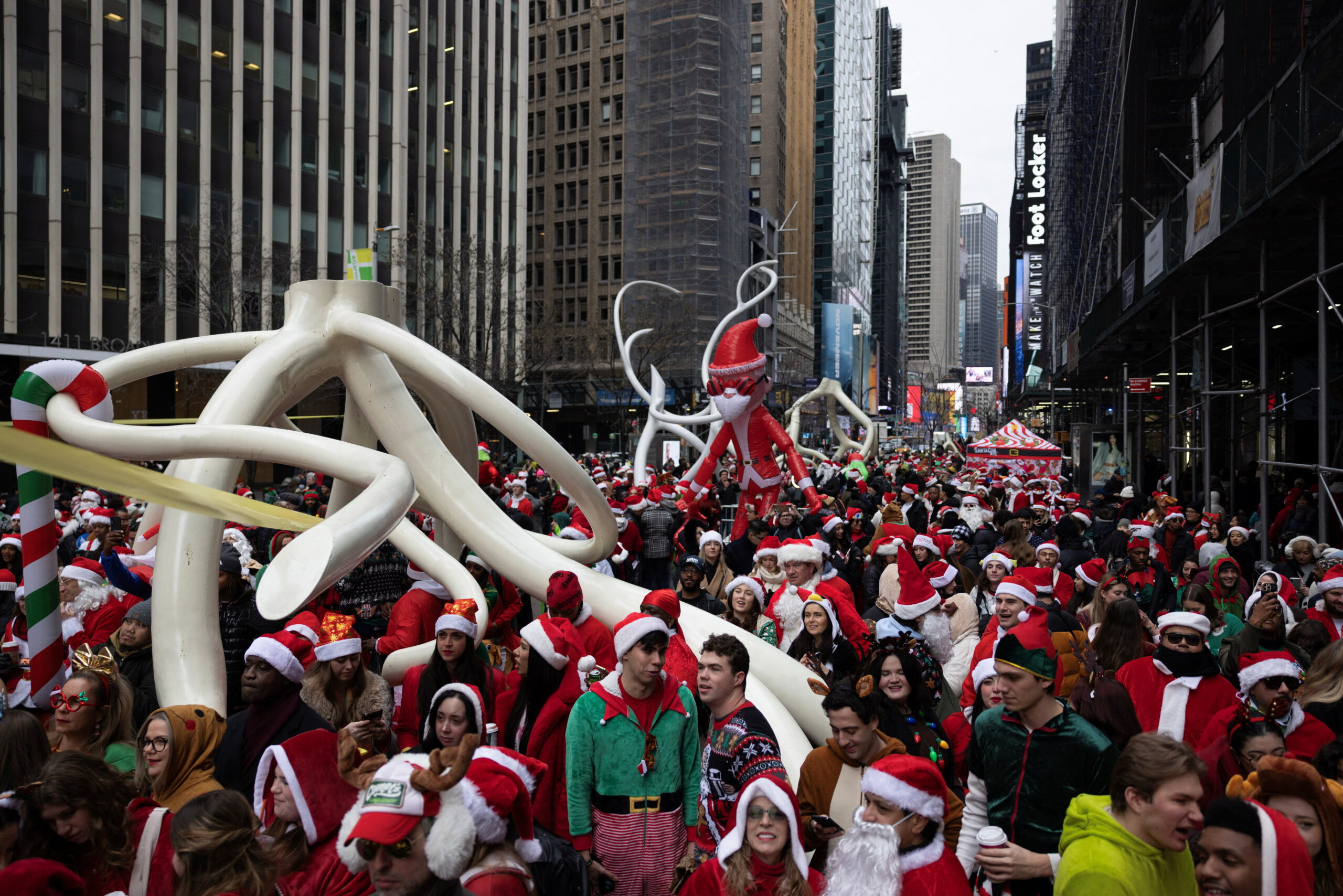 Εορταστές συμμετέχουν στην ετήσια γιορτή SantaCon στη Νέα Υόρκη
